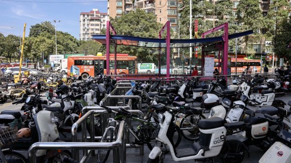 荆叶优配 莫让电动自行车围楼堵路